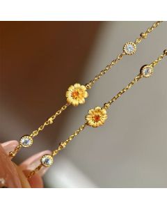 Gold Daisy Flower Necklace for Women Elegant Floral Pendant Collarbone Chain Jewellery Minimalist Gold Tone Fashion Accessory Gift for Everyday Wear