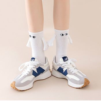 White and Black Magnetic Couple Socks 2 Pairs, Cute Hand-Holding Design with Magnets, Soft Breathable Cotton for Fun Gifts and Party Favors