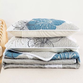 Intricate Quilted Coverlet and Pillowcases Set: Artistry in Every Stitch - Queen size