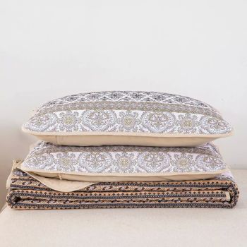 Crafted Quilted Bedspread and Pillowcases Set: A Testament to Skilled Craftsmanship - Queen size