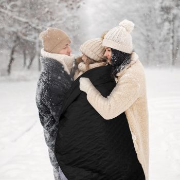 2-in-1 Winter Camping Warmth Kit with Carry Bag: 210 * 75cm Green Portable Waterproof Warm Sleeping Bag and 200 * 140cm Large Black Double Layer Waterproof Fleece Camping Blanket for Hiking Travel Indoor Outdoor Use
