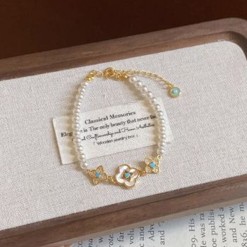 Pearl Flower Bracelet for Women – Adjustable Faux Pearl Beaded Bracelet with Gold Floral Charm, Elegant Lightweight Fashion Wrist Jewellery, Gift Box Included, Bridal, Birthday & Everyday Wear