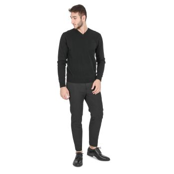 Crown of Edinburgh Cashmere Men's Refined Cashmere V-Neck Sweater in Black - S